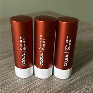 COOLA Firecracker Étincelle Lip Balm - Bold Red